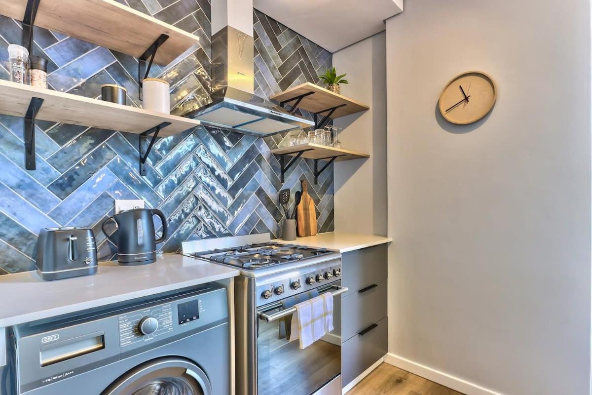 Secure, Fast Wifi, Communal Pool- Lone Ranger Lux! Apartment Cape Town